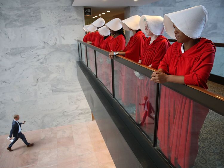 Des femmes protestent - vêtues de costumes de The Handmaid's Tale