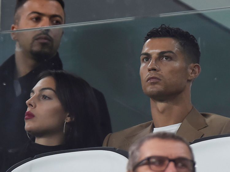 Ronaldo et sa petite amie (à gauche) sont allés voir son club jouer la Juventus mardi