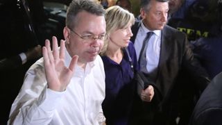 Le pasteur américain Andrew Brunson et son épouse Norrine arrivent à l'aéroport d'Izmir, en Turquie "srcset =" https://e3.365dm.com/18/10/320x180/skynews-pastor-andrew-brunson_4451596.jpg?2018101220581515 320w, https : //e3.365dm.com/18/10/640x380/skynews-pastor-andrew-brunson_4451596.jpg? 20181012205815 640w, https://e3.365dm.com/18/10/736x414/skynews-pastor- andrewrew- brunson_4451596.jpg? 20181012205815 736w, https://e3.365dm.com/18/10/992x558/skynews-pastor-andrew-brunson_4451596.jpg?20181012205815 992w, https://e3.365dm.com/18/10/ 1096x616 / skynews-pastor-andrew-brunson_4451596.jpg? 20181012205815 1096w, https://e3.365dm.com/18/10/1600x900/skynews-pastor-andrew-brunson_4451596.jpg?20151812201515, 365dm.com/18/10/1920x1080/skynews-pastor-andrewrew-brunson_4451596.jpg?20181012205815 1920w, https://e3.365dm.com/18/10/2048x1152/skynews-pastor-andrew-brunson_445151596.jpg? 2048w "tailles =" (largeur minimale: 900px) 992px, 100vw