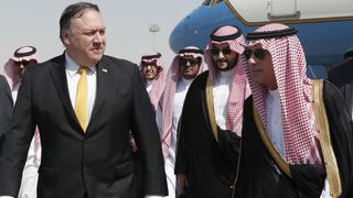 Mike Pompeo a été accueilli par le ministre saoudien des Affaires étrangères, Adel al-Jubei. "Srcset =" https://e3.365dm.com/18/10/320x180/skynews-mike-pompeo-saudi-arabia_4454520.jpg?20181016084741 320w, https: / /e3.365dm.com/18/10/640x380/skynews-mike-pompeo-saudi-arabia_4454520.jpg?20181016084741 640w, https://e3.365dm.com/18/10/736x414/skynes-pompe- saudi-arabia_4454520.jpg? 20181016084741 736w, https://e3.365dm.com/18/10/992x558/skynews-mike-pompeo-saudi-arabia_4454520.jpg?20181016084741 992w, https://e3.365dm.com 18/10 / 1096x616 / skynews-mike-pompeo-saudi-arabia_4454520.jpg? 20181016084741 1096w, https://e3.365dm.com/18/10/1600x900/skynews-mike-pompeo-pompeo-saumba_arabia_44520.photo 1600w, https://e3.365dm.com/18/10/1920x1080/skynews-mike-pompeo-saudi-arabia_4454520.jpg?20181016084741 1920w, https://e3.365dm.com/18/10/2048x1152/skynews -mike-pompeo-saudi-arabia_4454520.jpg? 20181016084741 2048w "tailles =" (largeur minimale: 900px) 992px, 100vw