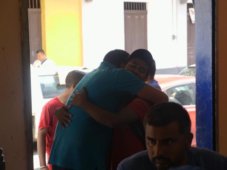 Des amis indiens se saluent après leurs longs voyages en Amérique du Nord
