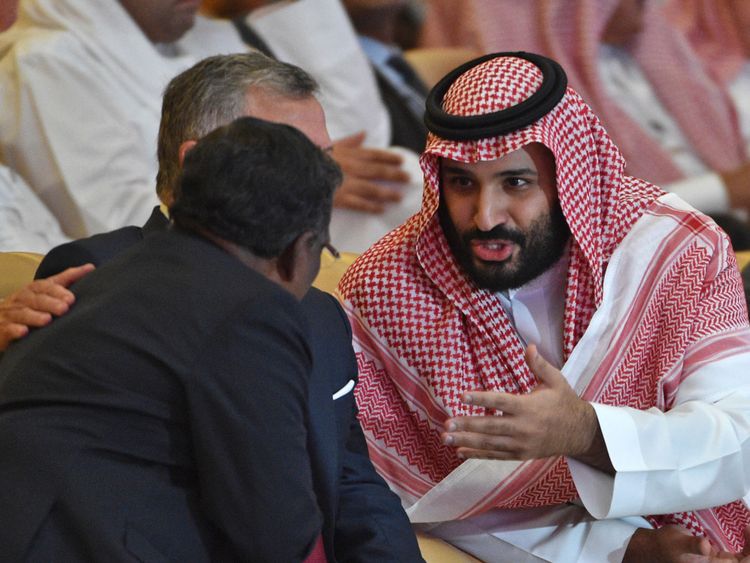 Le 23 octobre 2018, le prince héritier saoudien Mohammed bin Salman s'entretient avec le roi Abdullah II (L) de Jordanie lors de la conférence FII sur la Future Investment Initiative, dans la capitale saoudienne, Riyadh. L'Arabie saoudite accueille le principal sommet sur l'investissement. du critique Jamal Khashoggi qui a incité une vague de décideurs et de géants du secteur à se retirer