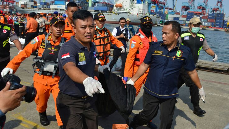Les membres de l'équipe de secours portent un sac mortuaire avec les restes d'un passager du Lion Air, vol JT610, qui s'est écrasé dans la mer, au port de Tanjung Priok à Jakarta, en Indonésie, le 29 octobre 2018. REUTERS / Stringer