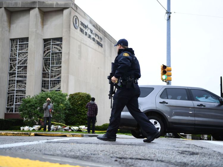 La police patrouille devant la synagogue Tree of Life à Pittsburgh