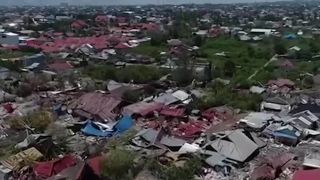 Un drone volant à basse altitude montrant des destructions dans la région de Petobo, dans la ville de Palu, qui a subi de gros dégâts lors de la catastrophe naturelle de la semaine dernière "srcset =" https://e3.365dm.com/18/10/320x180/2ac1537b319cae8a65aa0c6f42ae74525d4cabc11c8c1c8c1c8c1c1c1c1c1c1c1c1c1c1c1c1c1c1c1c1c1c1c1c1c1c1c1c1c1c1c1c1c1c1c1c1c1c1c1c1c1c1c1c1c1 ? 20181002163309 320W, 640W https://e3.365dm.com/18/10/640x380/2ac1537b319cae8a65aa0c6f42ae74525d4cabc11add7ea713e62e112e7b90a9_4440765.jpg?20181002163309, https://e3.365dm.com/18/10/736x414/2ac1537b319cae8a65aa0c6f42ae74525d4cabc11add7ea713e62e112e7b90a9_4440765.jpg?20181002163309 736w, https://e3.365dm.com/18/10/992x558/2ac1537b319cae8a65aa0c6f42ae74525d4cabc11add7ea713e62e112e7b90a9_4440765.jpg?20181002163309 992w, https://e3.365dm.com/18/10/1096x616/2ac1537b319cae8a65aa0c6f42ae74525d4cabc11add7ea713e62e112e7b90a9_4440765.jpg?20181002163309 1096w, https: // e3.365dm.com/18/10/1600x900/2ac1537b319cae8a65aa0c6f42ae74525d4cabc11add7ea713e62e11b7a9_4440765.jpg?20181002163309 1600w, https://e3.365dm.com/ ? 537b319cae8a65aa0c6f42ae74525d4cabc11add7ea713e62e112e7b90a9_4440765.jpg 20181002163309 1920W, https://e3.365dm.com/18/10/2048x1152/2ac1537b319cae8a65aa0c6f42ae74525d4cabc11add7ea713e62e112e7b90a9_4440765.jpg?20181002163309 2048w "tailles" = (min-width: 900px) 992px, 100vw