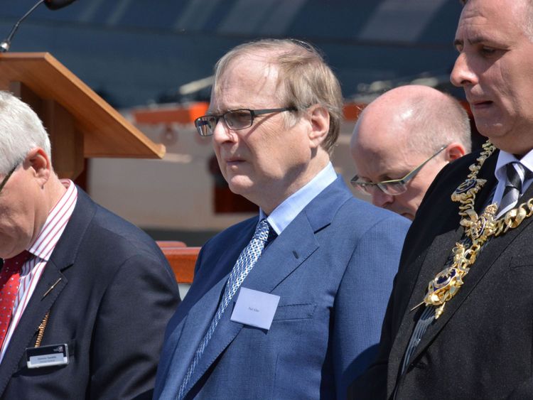 Le co-fondateur de Microsoft, Paul Allen, assiste au dévoilement de la cloche du HMS Hood au chantier naval historique de Portsmouth, à l’occasion du 75e anniversaire du plus grand nombre de pertes de vies causées par un seul navire de la Royal Navy.
