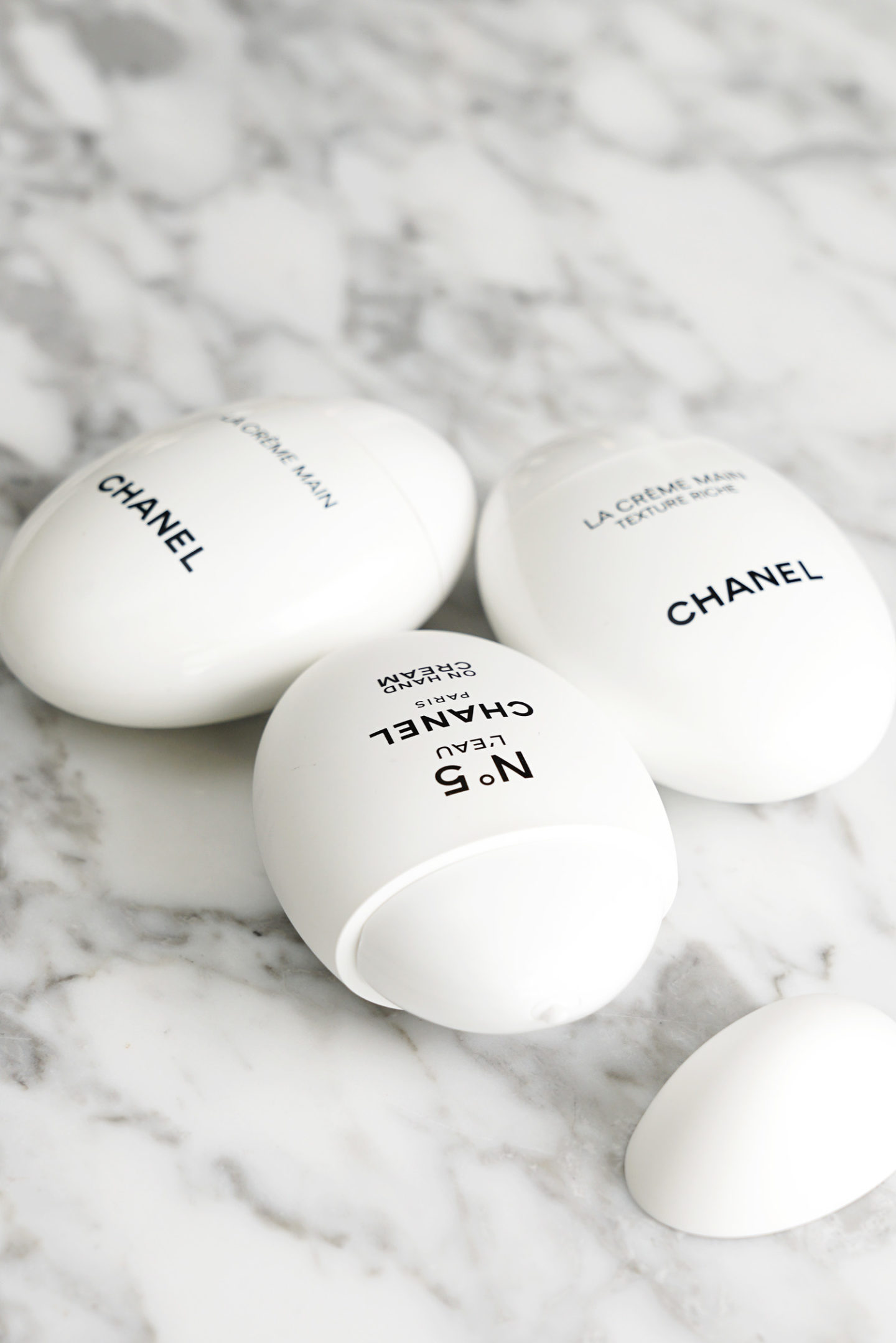 Examen de la crème pour les mains Chanel "width =" 1080 "height =" 1619 "srcset =" http://thebeautylookbook.com/wp-content/uploads/2018/10/Chanel-Hand-Cream-review-packaging-beautylookbook-1440x2159. jpg 1440w, http://thebeautylookbook.com/wp-content/uploads/2018/10/Chanel-Hand-Cream-review-packaging-beautylookbook-800x1199.jpg 800w, http://thebeautylookbook.com/wp-content/ uploads / 2018/10 / Chanel-Crème-main-revue-packaging-beautylookbook-67x100.jpg 67w, http://thebeautylookbook.com/wp-content/uploads/2018/10/Chanel-Hand-Cream-review-packaging -beautylookbook-1080x1619.jpg 1080w, http://thebeautylookbook.com/wp-content/uploads/2018/10/Chanel-Hand-Cream-review-packaging-beautylookbook.jpg 1500w "tailles =" (largeur maximale: 1080px ) 100vw, 1080px "data-jpibfi-post-excerpt =" Chanel Crème pour les mains Révision des trois formules La Creme Main, le nouveau Texture Riche et le parfumé No 5 L'Eau. "Data-jpibfi-post-url =" http: //thebeautylookbook.com/2018/10/chanel-hand-cream-review-la-creme-main-texture-riche-and-no-5-leau.html "data-jpibfi- post-title = "Critique de la crème pour les mains Chanel: La Crème principale, Texture Riche et No 5 L'Eau" data-jpibfi-src = "http://thebeautylookbook.com/wp-content/uploads/2018/10/Chanel- Hand-Cream-review-packaging-beautylookbook-1440x2159.jpg "/></p>
<p style=