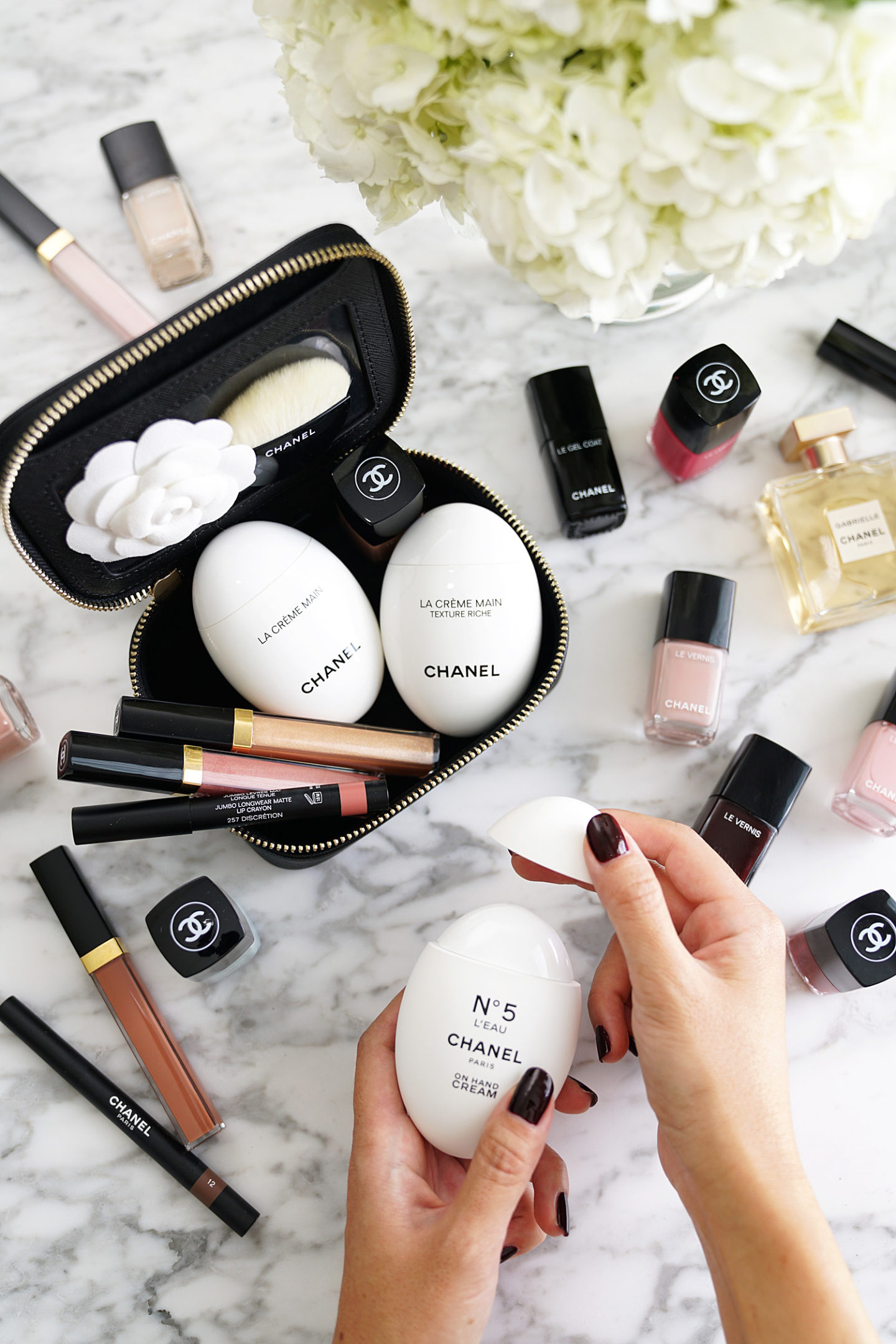 Examen de la crème pour les mains Chanel, La Creme Main, Crème pour les mains et texture N ° 5 Leau