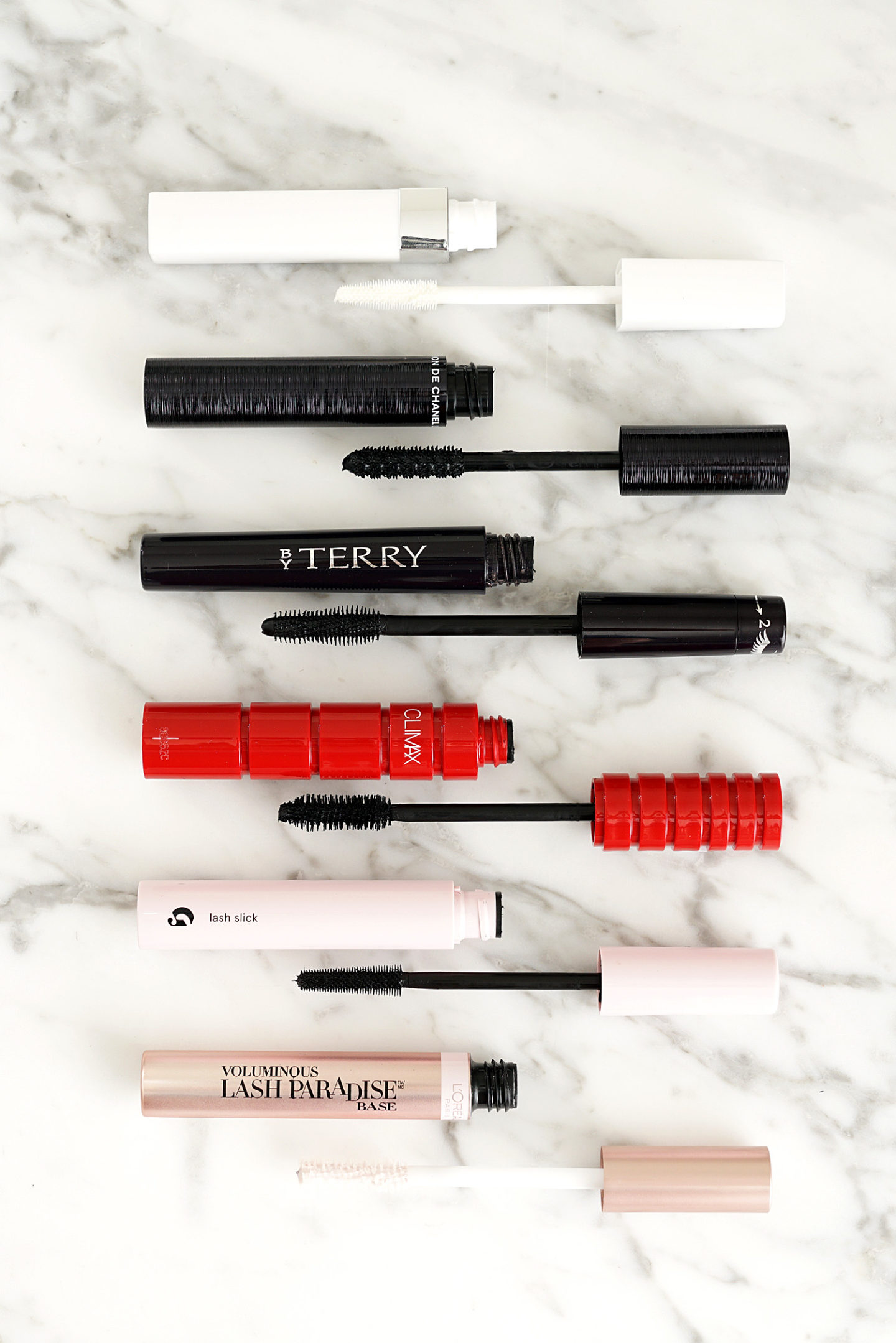 Mascara + Primer Roundup Chanel La Base Mascara, Chanel Le Volume Révolution de Chanel, de Terry Lash-Expert, NARS Climax, Glossier Lash Slick et L'Oreal Volumous Lash Paradise Base