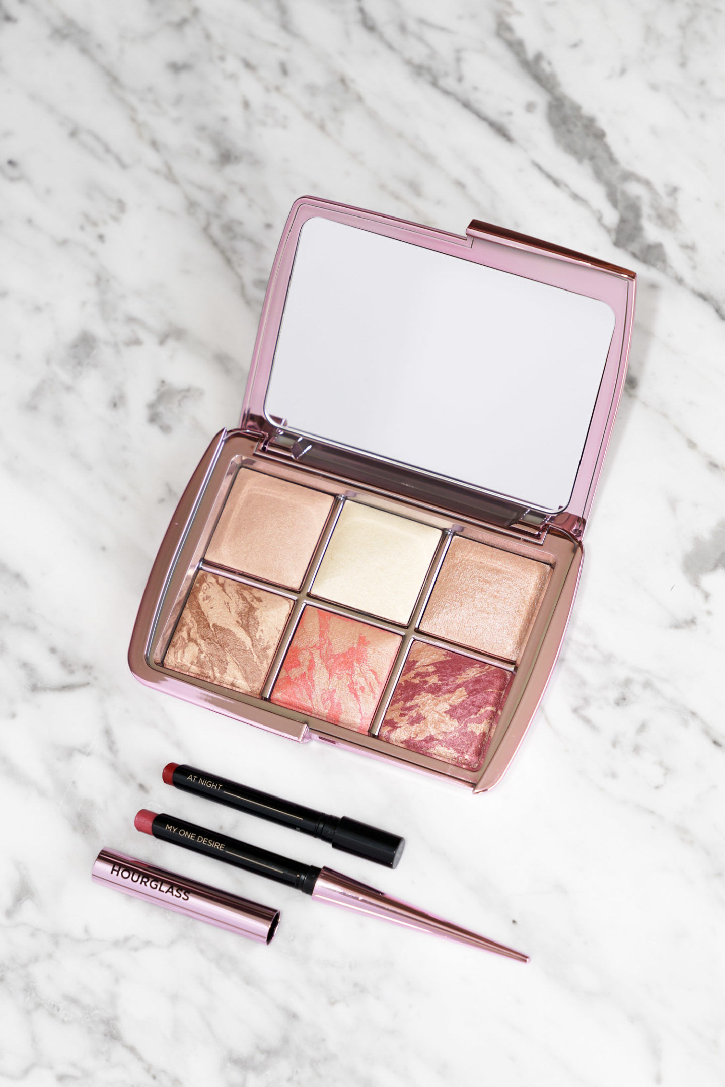 Hourglass Holiday 2018 Éclairage d'ambiance Modifier la palette Vol 4 et Confession Duo Lipstick Duo Review + Swatches