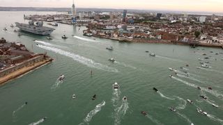 Une flottille de petits sangliers entoure le navire à son entrée dans le port. Pic: MoD