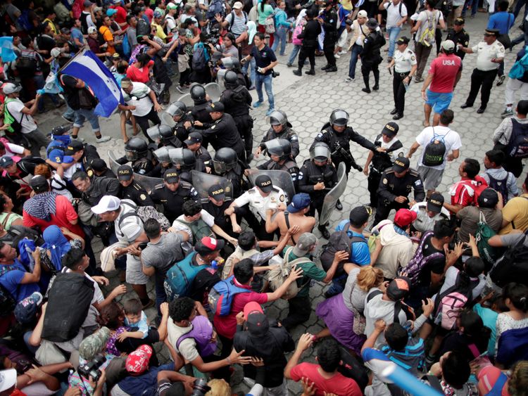 Des migrants honduriens prennent d'assaut un poste de contrôle frontalier pour passer au Mexique, à Tecun Uman, au Guatemala