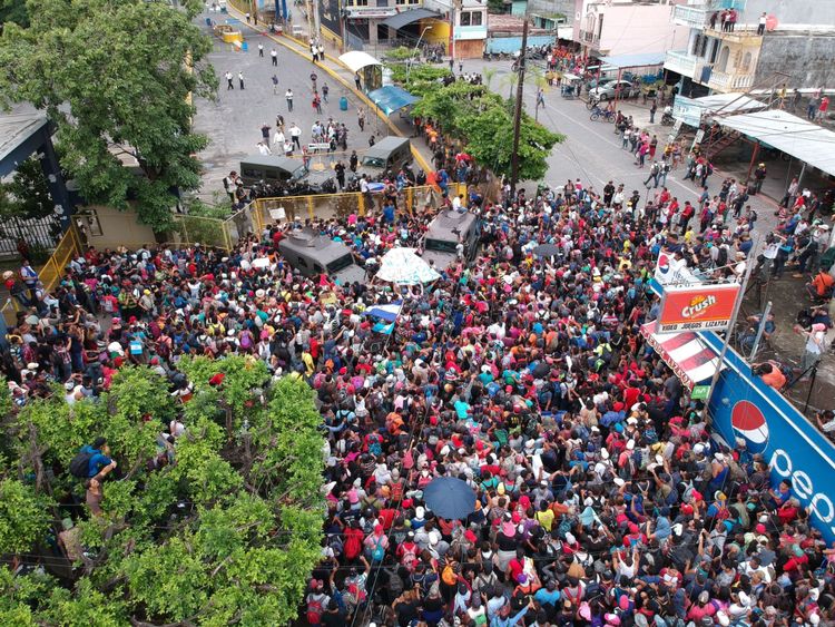 Des migrants honduriens à la frontière entre le Guatemala et le Mexique à Tecun Uman