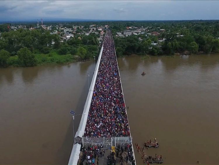 Les migrants honduriens se rassemblent à la frontière nord du Guatemala avec le Mexique
