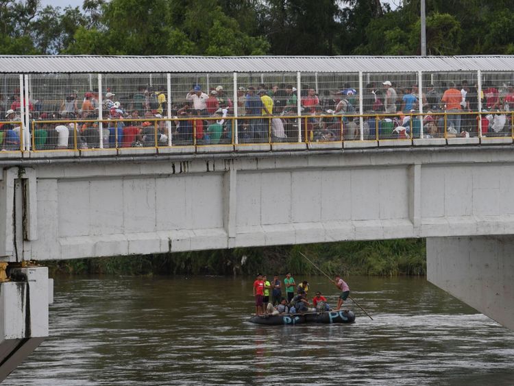 Des migrants honduriens sur un pont approchant de la frontière entre le Guatemala et le Mexique