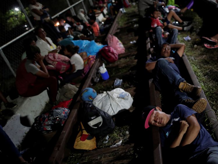 Les migrants dorment sur un pont approchant de la frontière entre le Guatemala et le Mexique