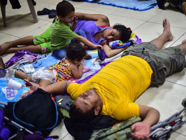 Une famille passe la nuit dans un centre d'hébergement temporaire à Ciudad Hidalgo, dans l'État du Chiapas, au Mexique.