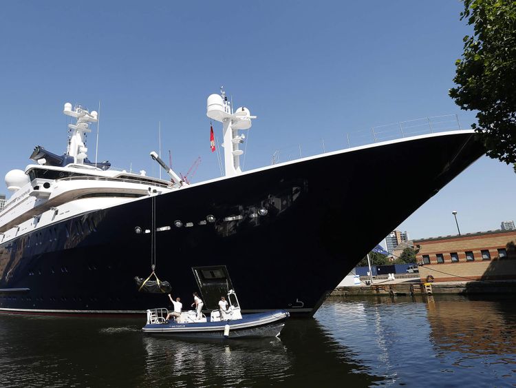 L'équipage travaille autour d'Octopus, yacht de luxe appartenant au cofondateur de Microsoft, Paul Allen, amarré à Canary Wharf, Londres.