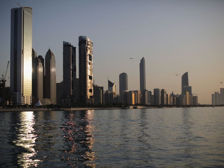 Vue générale de la ville au coucher du soleil depuis le port de Dhow le 5 février 2015 à Abou Dhabi, Émirats arabes unis