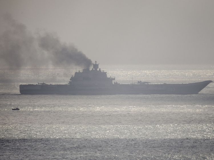 Le porte-avions russe Admiral Kuznetsov passe par le canal anglais en 2016 près de Douvres