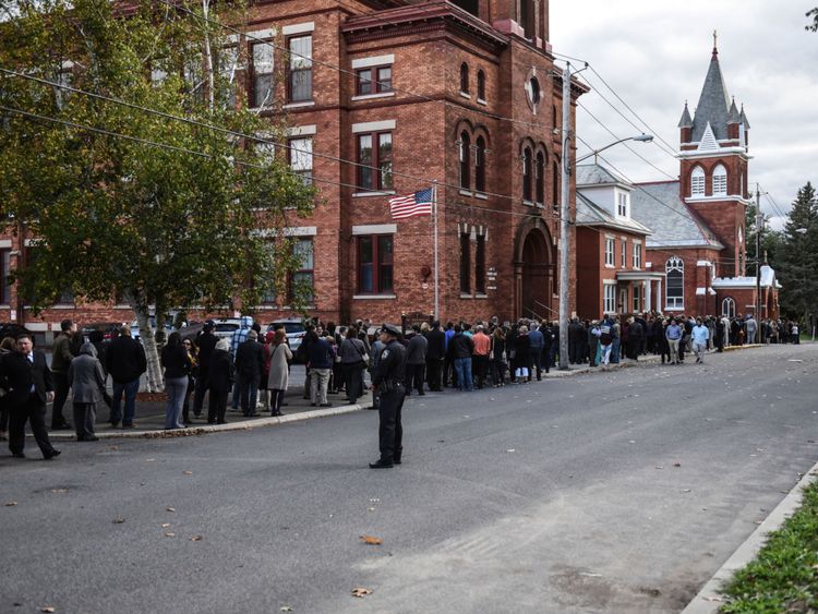 Des personnes en deuil s'alignent devant l'église catholique romaine St. Stanislaus pour rendre hommage à certaines des victimes du crash fatal de leur limo le 12 octobre 2018 à Amsterdam, New York.