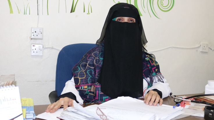 Le Dr Anisa, qui travaille dans une clinique de traitement des personnes malades à Sanaa, capitale du Yémen. Pic: Teresa Goncalves, Croix-Rouge.