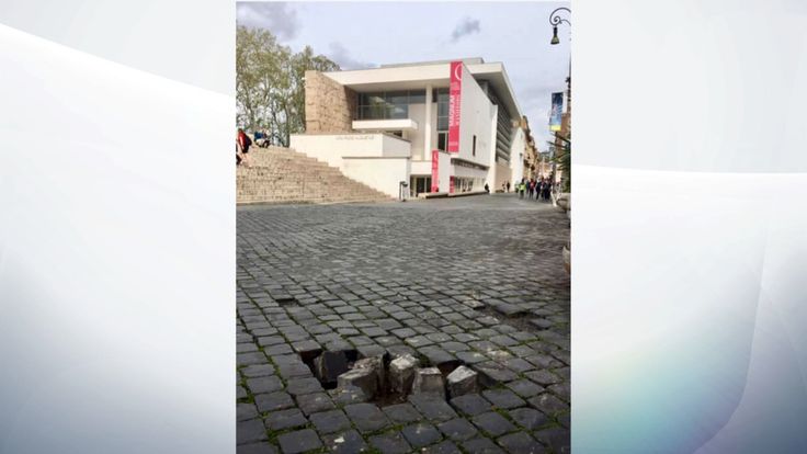 Nids de poule dans la rue pavée près de l'Ara Pacis à Rome