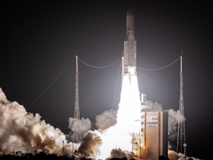Une Ariane 5 décolle de sa rampe de lancement à Kourou, au European Space Center en Guyane française