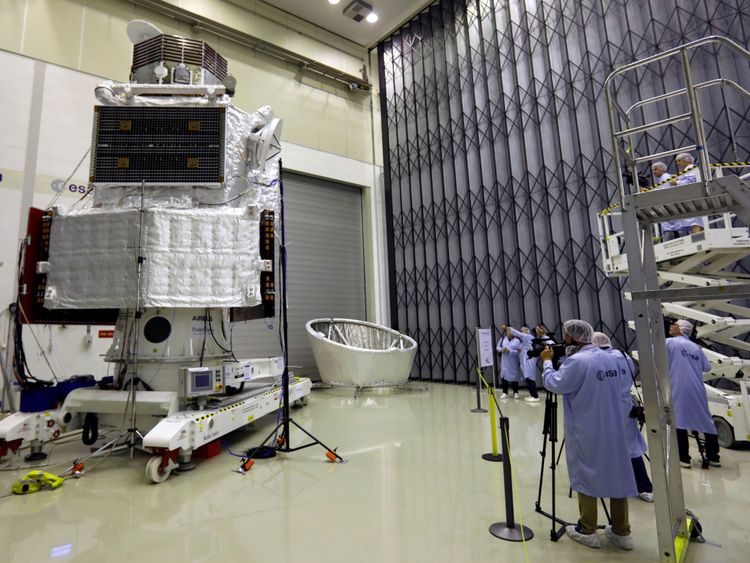 Le satellite BepiColombo a été vu au Centre européen de recherche et de technologie spatiales (ESTEC) de l’Agence spatiale européenne (ESA) à Noordwijk, aux Pays-Bas, le 6 juillet 2017.