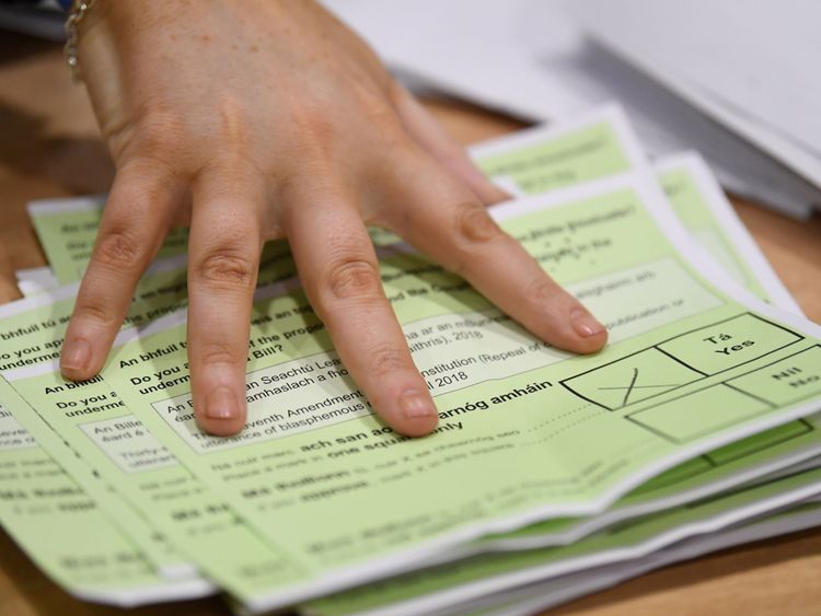 Une personne compte les bulletins de vote au centre de dépouillement pour le référendum sur le blasphème à Dublin, en Irlande, le 27 octobre 2018