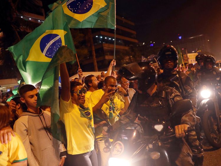 La police chevauche des partisans de M. Bolsonaro à Rio de Janeiro quelques heures avant que son succès ne soit révélé