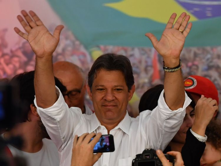 Fernando Haddad a salué les supporters alors que les comptes officiels arrivaient