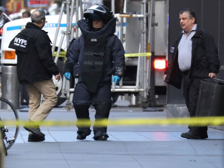 TX6GCDE24 Octobre 2018New York, ÉTATS-UNISUn membre de la brigade anti-bombes du département de police de New York est photographié devant le Time Warner Center dans le quartier Manahattan de New York après la découverte d'un colis suspect au siège de CNN à New York, États-Unis, le 24 octobre. , 2018. REUTERS / Kevin Coombs