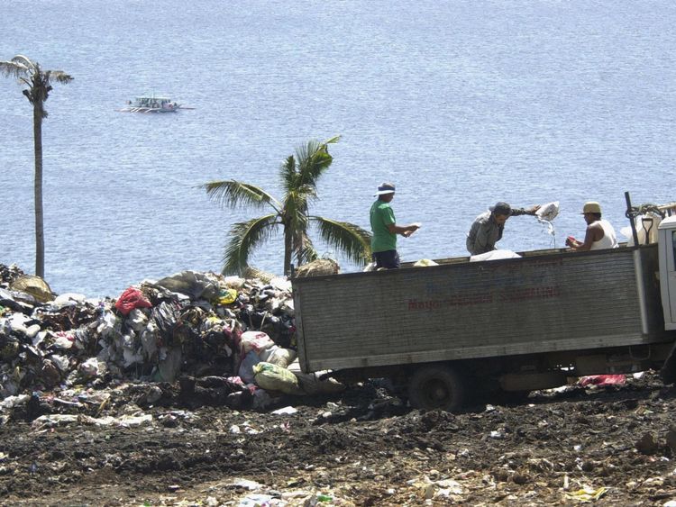 Déchets sur une colline dans l'île de Boracay, dans le centre des Philippines
