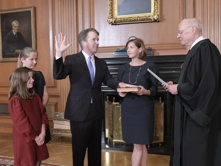 Le juge Kavanaugh étant assermenté. Photo: Fred Schilling, Collection de la Cour suprême des États-Unis