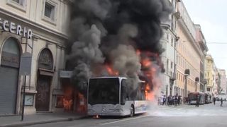 Un bus s'enflamme à Rome "srcset =" https://e3.365dm.com/18/05/320x180/skynews-bus-burning-fire-fire-4303884.jpg?20180508122351 320w, https://e3.365dm.com /18/05/640x380/skynews-bus-burning-fire-fire-rome_4303884.jpg?20180508122351 640w, https://e3.365dm.com/18/05/736x414/skynews-bus-burning-fire-rome-4303884.jpg? 20180508122351 736w, https://e3.365dm.com/18/05/992x558/skynews-bus-burning-fire-4303884.jpg?20180508122351 992w, https://e3.365dm.com/18/05/1096x616/ skynews-bus-burning-fire-rome_4303884.jpg? 20180508122351 1096w, https://e3.365dm.com/18/05/1600x900/skynews-bus-burning-fire-fire-rome_4303884.jpg?20180508122351 1600w, https: e3.365dm.com/18/05/1920x1080/skynews-bus-burning-fire-fire-rome_4303884.jpg?20180508122351 1920w, https://e3.365dm.com/18/05/2048x1152/skynews-bus-burning-fire -rome_4303884.jpg? 20180508122351 2048w "tailles =" (largeur minimale: 900px) 992px, 100vw