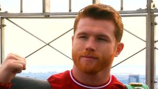 Canelo Alvarez se trouve au sommet de l'Empire State Building, après s'être inscrit à ce que l'on appelle "l'accord le plus riche de l'histoire du sport".