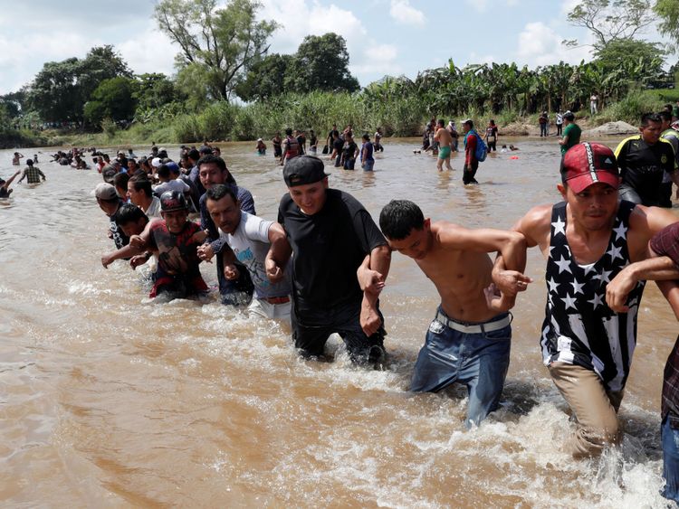 Une autre caravane de migrants a traversé le fleuve Suchiate entre le Guatemala et le Mexique