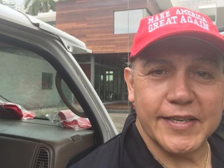 Sayoc a partagé une photo de lui-même portant un vêtement "MAGA". chapeau. Pic: Cesar Sayoc
