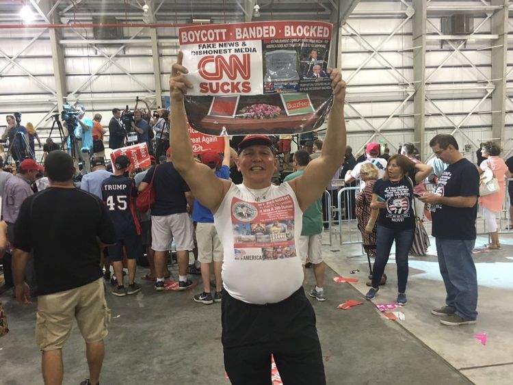 Ici, Sayoc tient un panneau disant que CNN est nul. L'une des bombes artisanales a été envoyée à CNN. Pic: Cesar Sayoc