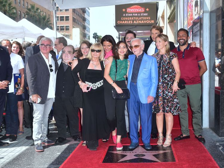Le chanteur Charles Aznavour pose avec sa famille sur son Hollywood Walk of Fame Star à Hollywood