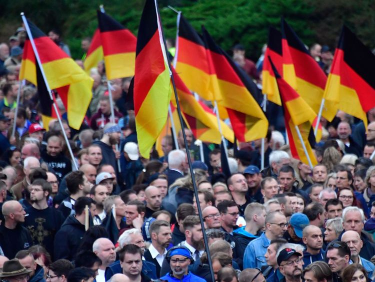 Des manifestants brandissent des drapeaux allemands lors d'une manifestation organisée par le populiste de droite Pro Chemnitz & # 39; le 1er septembre 2018 à Chemnitz, Allemagne de l'Est, le mouvement d'extrême droite Alternative pour l'Allemagne (AfD) et le mouvement anti-islam Pegida