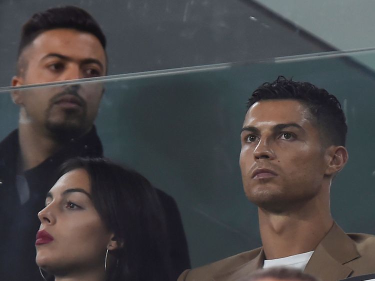 Ronaldo et sa petite amie (à gauche) sont allés voir son club jouer la Juventus mardi