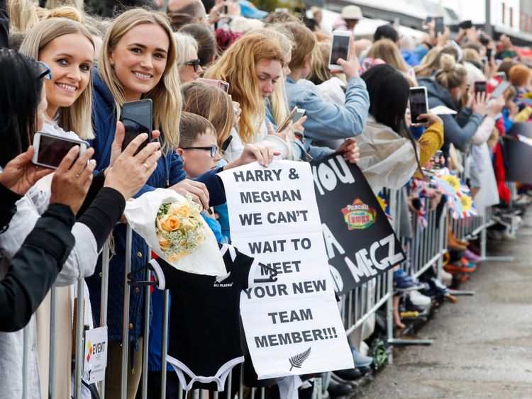 Les foules attendent Meghan et Harry