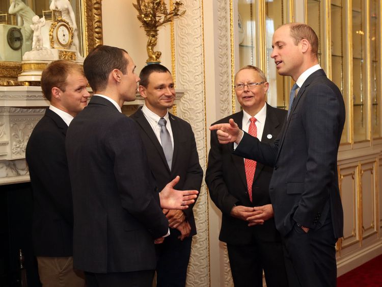 Le duc de Cambridge, avec (de gauche à droite) Connor Roe, Chris Jewell, Jim Warny et Rob Harper, lors d'une réception au Buckingham Palace à Londres pour les plongeurs britanniques qui ont aidé à sauver 12 garçons emprisonnés d'une grotte en Thaïlande. ASSOCIATION DE PRESSE Photo. Date de la photo: mardi 16 octobre 2018. Voir l'histoire de PA. ROYAL Divers. Le crédit photo devrait se lire comme suit: Jon Bond / The Sun / PA Wire                                                                                                                                                                                                                                                                                                                                                     