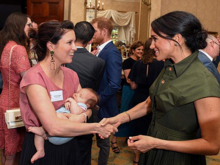 La duchesse de Sussex s’entretient avec la chanteuse australienne Missy Higgins,