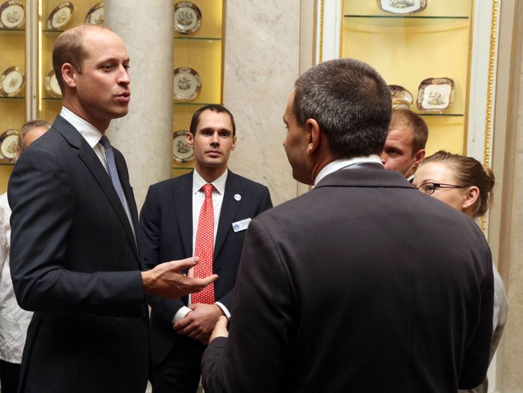 Le duc de Cambridge discute avec le plongeur Jim Warny alors qu'il organise une réception au Buckingham Palace à Londres pour les plongeurs britanniques qui ont aidé à secourir 12 garçons pris au piège d'une grotte en Thaïlande. ASSOCIATION DE PRESSE Photo. Date de la photo: mardi 16 octobre 2018. Voir l'histoire de PA. ROYAL Divers. Le crédit photo devrait se lire comme suit: Jon Bond / The Sun / PA Wire                                                                                                                                                                                                                                                                                                                                                