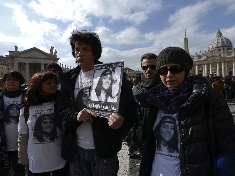 Pietro, frère d'Emanuela Orlandi et d'autres proches lors d'une manifestation au Vatican en 2013