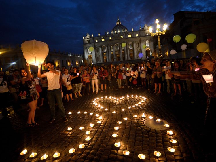 Manifestants au Vatican marquant le 30e anniversaire de la disparition d'Emanuela Orlandi en 2013