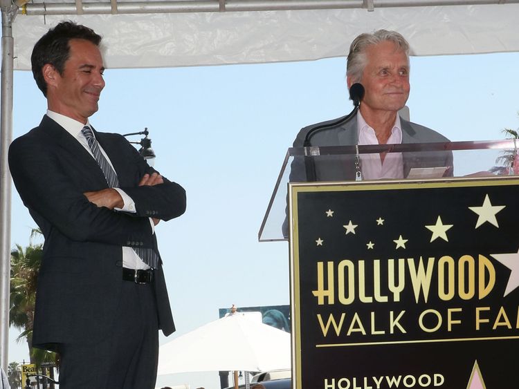 Eric McCormack (à gauche) et Michael Douglas assistent à Eric McCormack qui se voit attribuer une étoile sur le Walk of Fame à Hollywood le 13 septembre 2018 à Hollywood en Californie. (Photo de David Livingston / Getty Images)